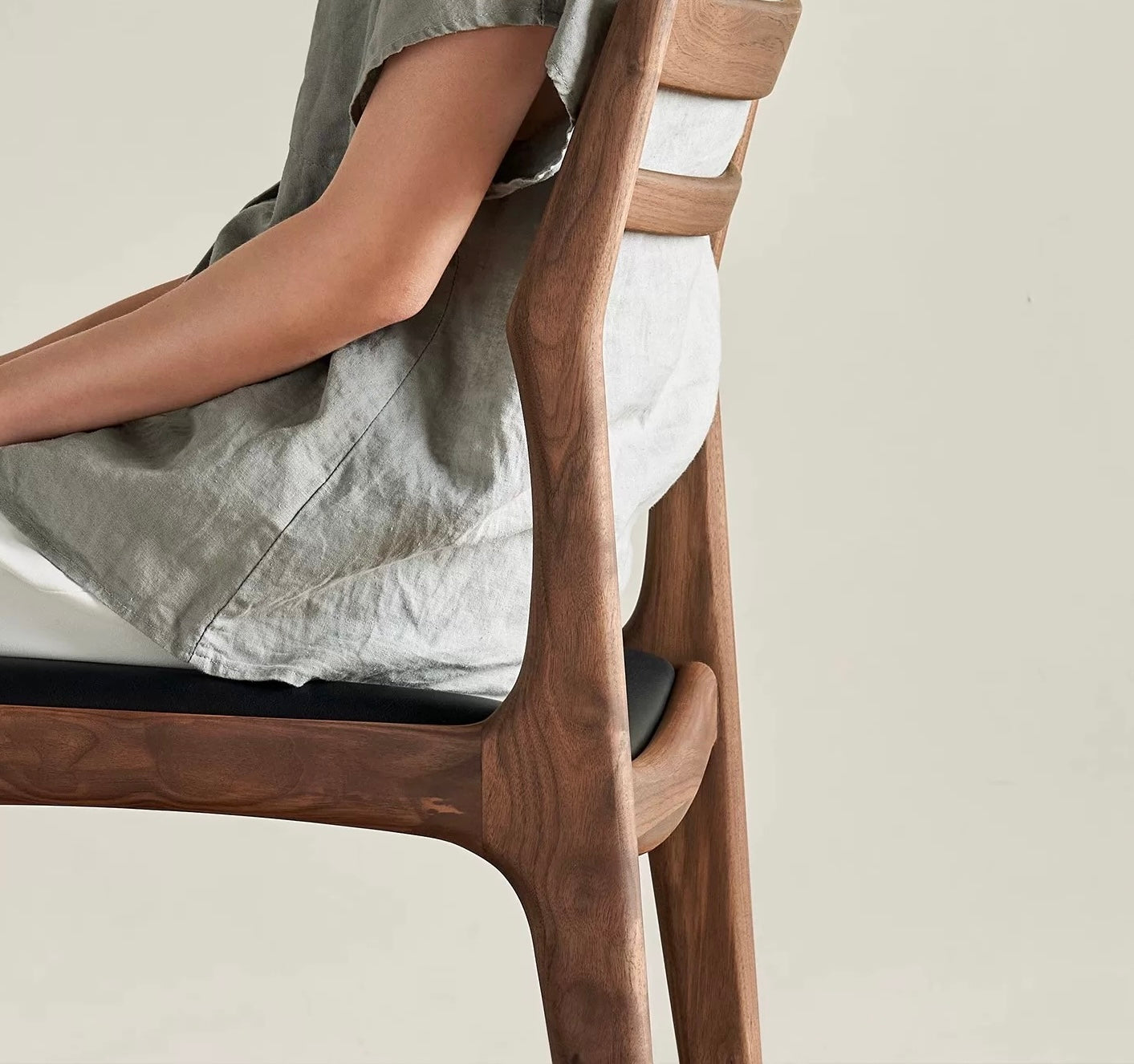 欣家居 北歐現代風 設計師2025年新款 性價比推薦 白蠟木實木餐椅 QY