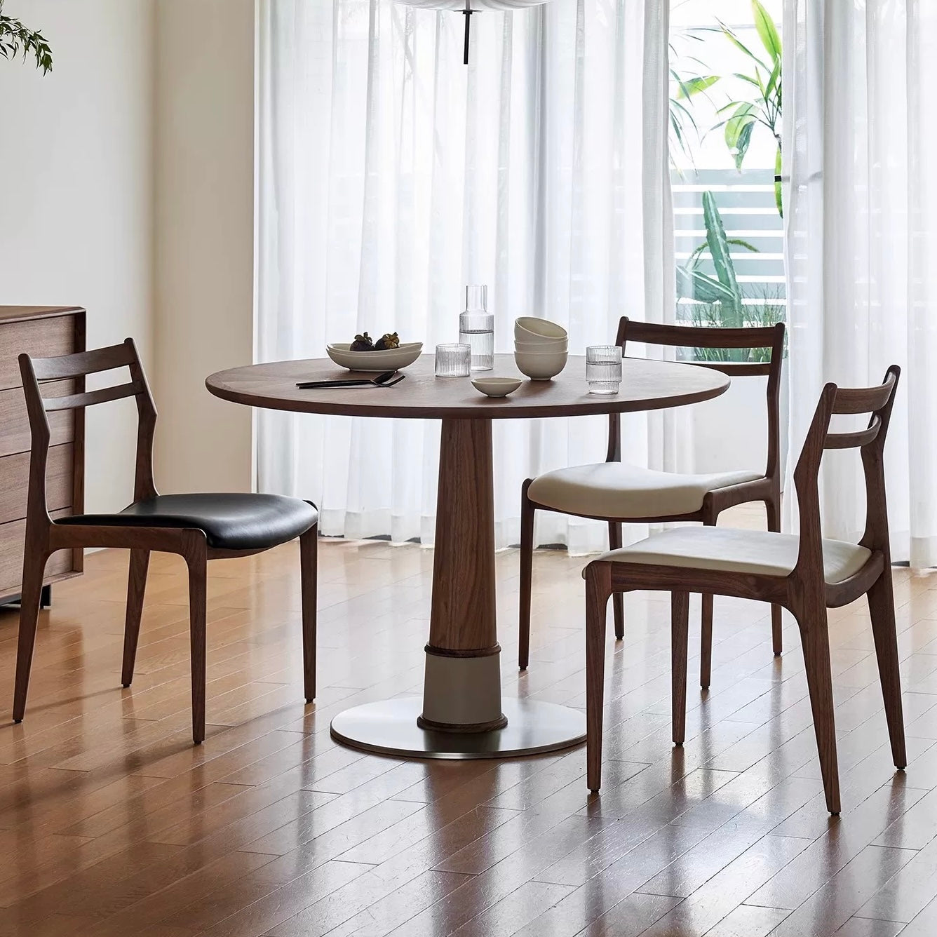 欣家居 北歐現代風 設計師2025年新款 性價比推薦 白蠟木實木餐椅 QY